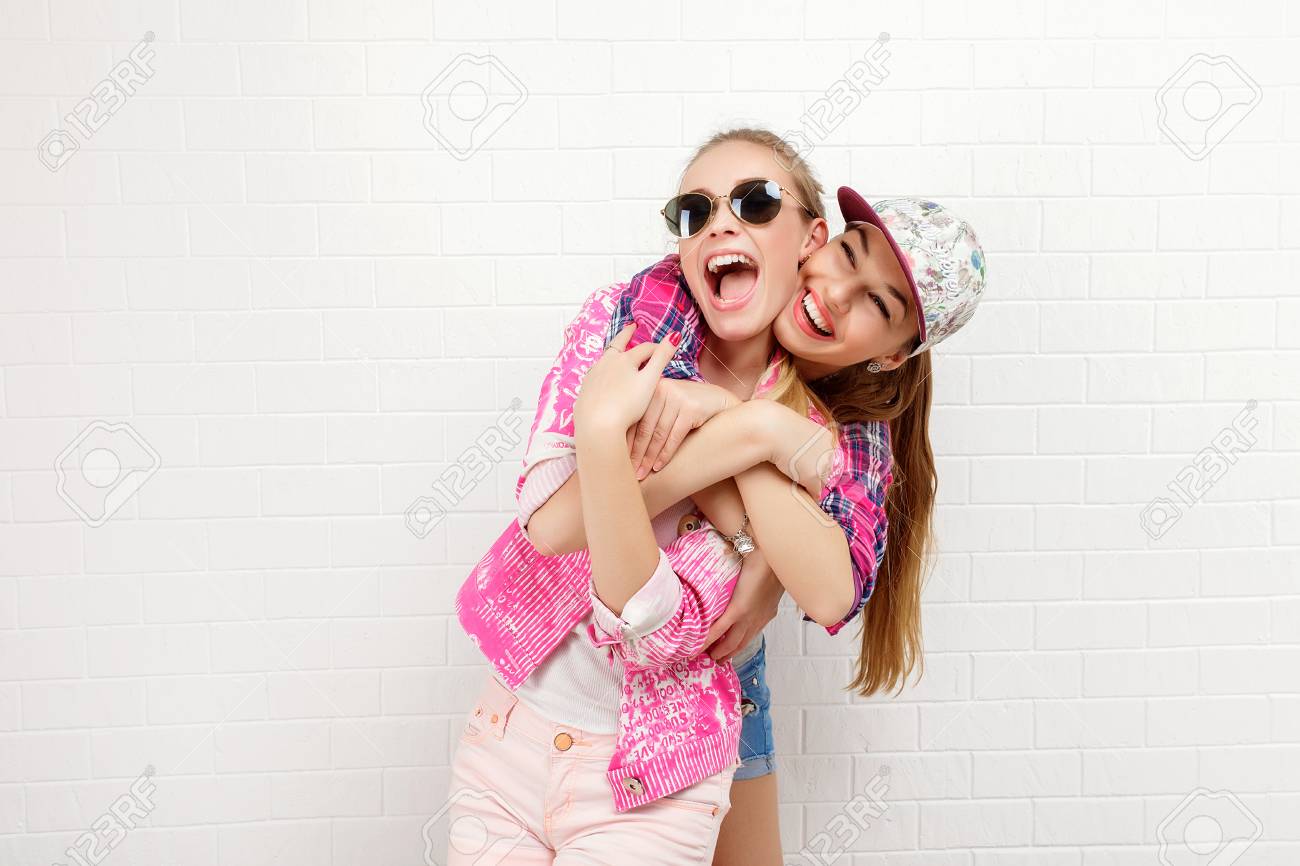 Retrato De Moda Dos Amigos Del . Estilo Atractivo Atractivo Atractivo Estilo De Moda Atractivo Que Se Sienta A Los Amigos . Dos Amigas Que Juegan Juntos Juntos Divirtiéndose