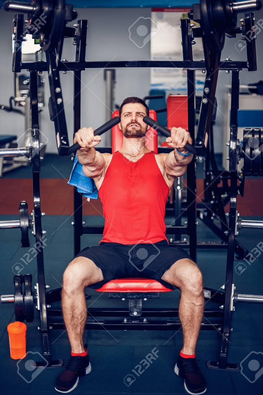 Ejercicios de pectorales en gimnasio