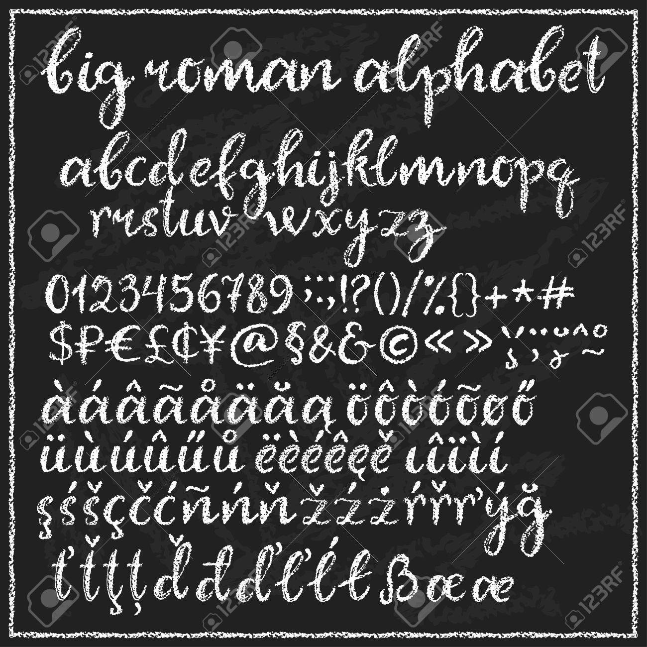大きなチョークのローマ字 スクリプト小文字追加のシンボルと多言語サポートをします 黒板背景 のイラスト素材 ベクタ Image