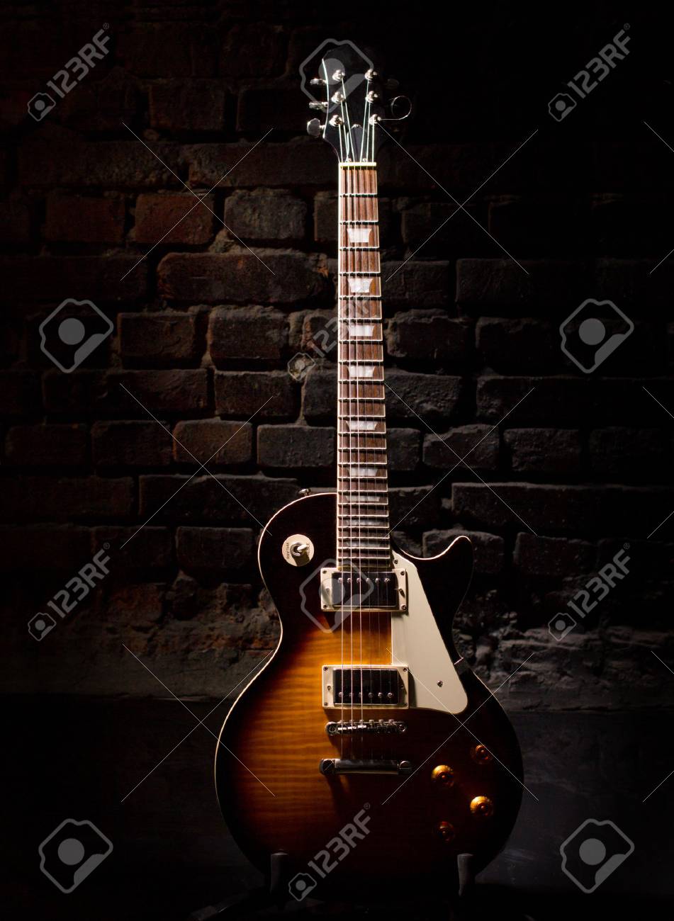 Estancia Guitarra Electrica Cerca De La Pared De Ladrillo Fotos