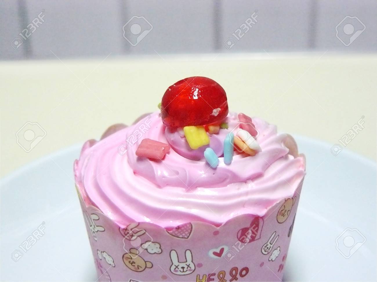 プリンセス ピンクのカップケーキ クローズ アップかわいいカップケーキ ピンクのクリーミーなカラフルな甘い砂糖と赤いゼリー ボールで飾られた 白い板の上 の写真素材 画像素材 Image プリンセス ピンクのカップケーキ クローズ アップかわいいカップケーキ ピンクのクリーミーなカラフルな甘い砂糖と赤いゼリー ボールで飾られた 白い板の上 の写真素材 画像素材 Image