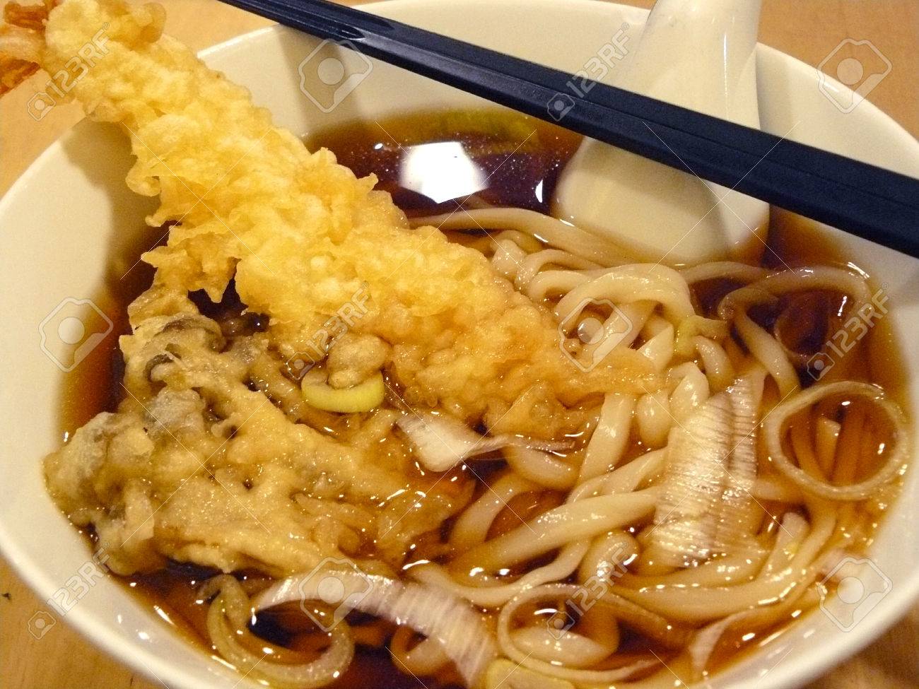 アジア アジアの日本食を食べるします 日本のラーメンは 海老ラーメン スープでうどんは 天ぷらと木製のテーブル背景上にボウルにエリンギ天ぷら の写真素材 画像素材 Image