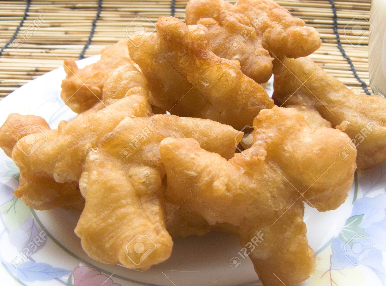 おいしいアジア アジアの食べ物を食べるします 朝ごはんに中華鍋でミニ中国チュロスや中国のドーナツを揚げます タイ語の名前は Patongko です の写真素材 画像素材 Image