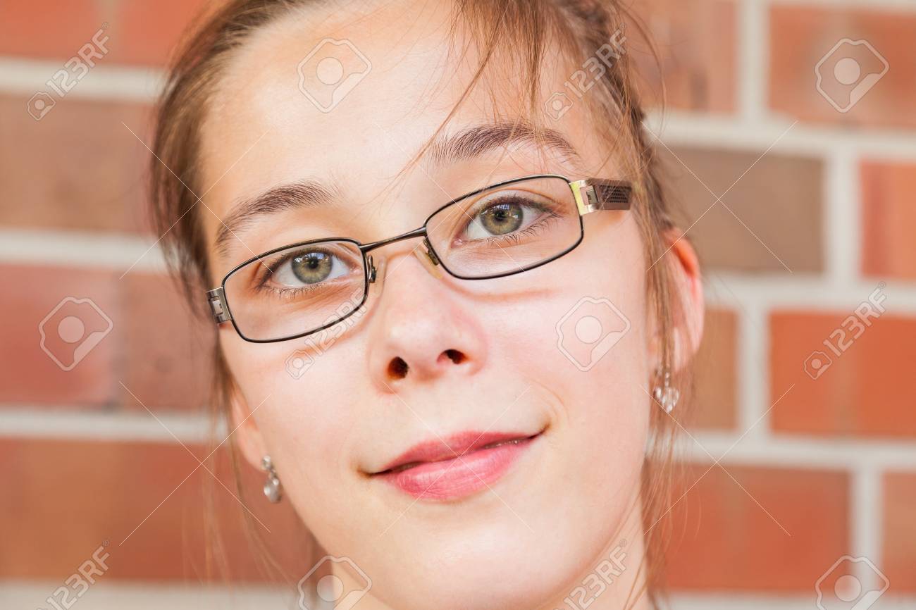 Mädchen mit Brille Mädchen mit Brille