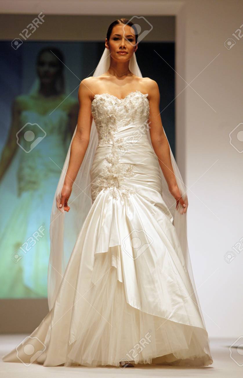 ザグレブ クロアチア 2 月 19 日 ファッションモデルは 結婚式の日 を 12 年 2 月 19 日ザグレブ クロアチアでのウェディング ドレスで滑走路を歩きます の写真素材 画像素材 Image ザグレブ クロアチア 2 月 19 日 ファッションモデルは 結婚式の日 を 12 年 2 月 19 日ザグレブ クロアチアでのウェディング ドレスで滑走路を歩きます の写真素材 画像素材 Image