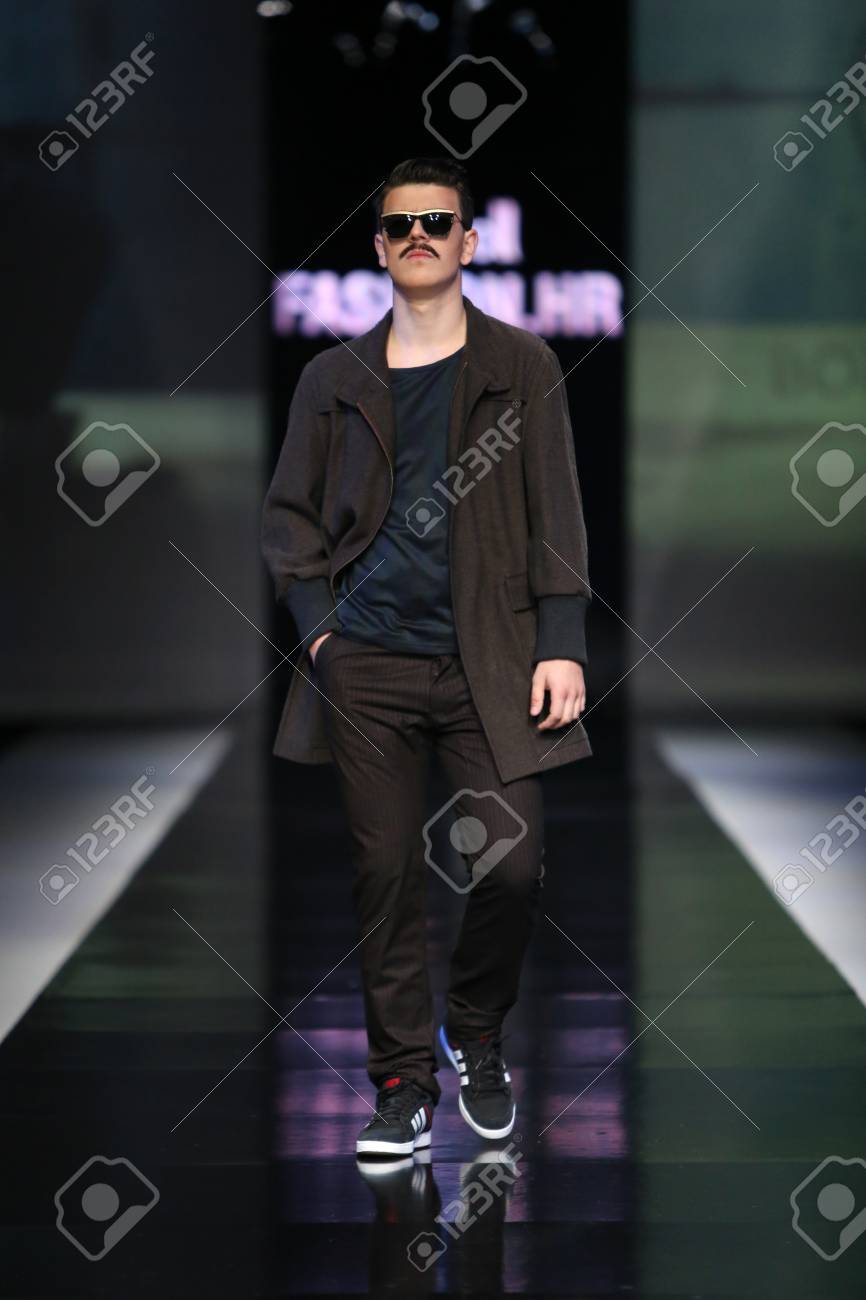 ザグレブ クロアチアで 13 年 10 月 18 日のファッション Hr ショーのボリス Banovic によって設計された服を着てファッション モデル の写真素材 画像素材 Image