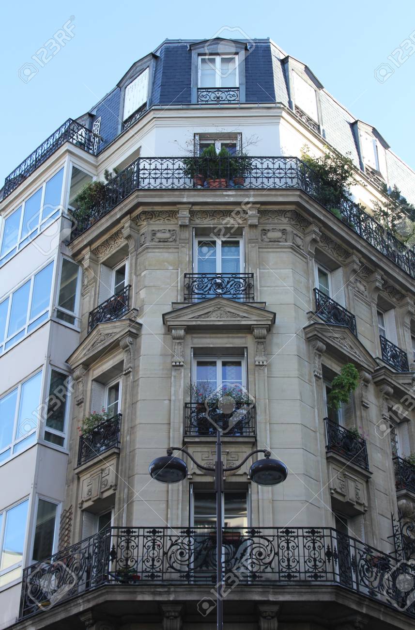 パリ フランスの伝統的な集合住宅のファサード の写真素材 画像素材 Image