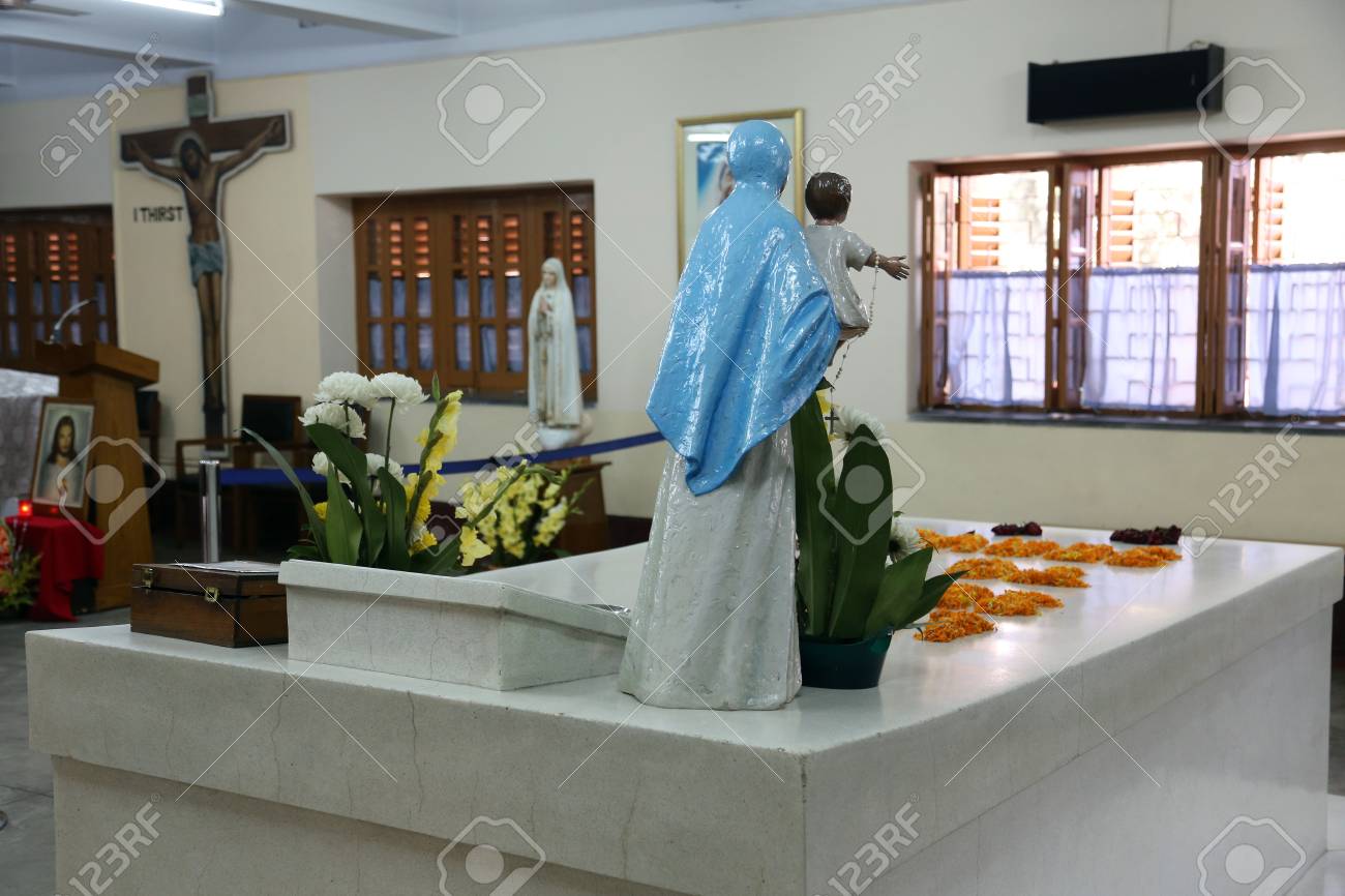 マザー テレサの墓は コルカタ 西ベンガル州 インド 11 月に新鮮な花で飾られた 25 12 の写真素材 画像素材 Image マザー テレサの墓は コルカタ 西ベンガル州 インド 11 月に新鮮な花で飾られた 25 12 の写真素材 画像素材 Image