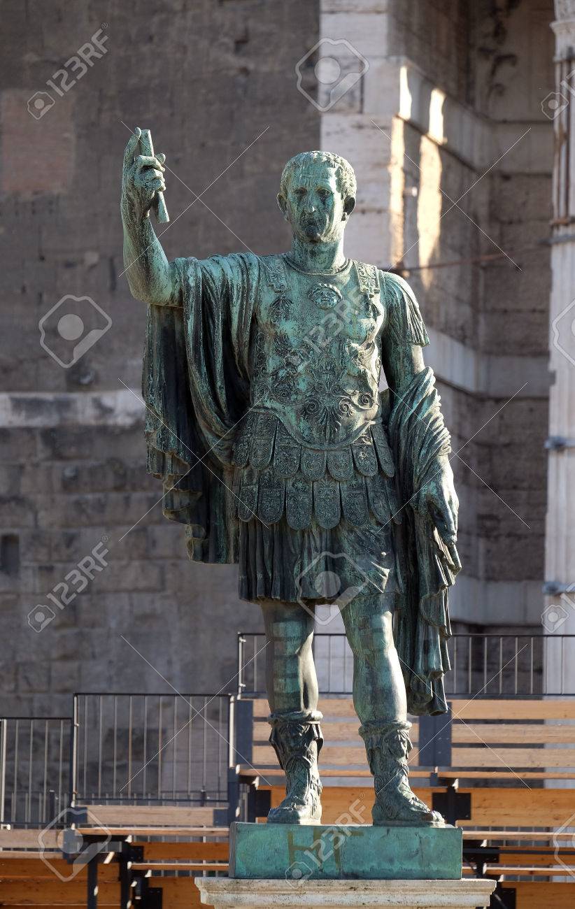 フォロ ロマーノ ローマ イタリアでネルウァの銅像 の写真素材 画像素材 Image