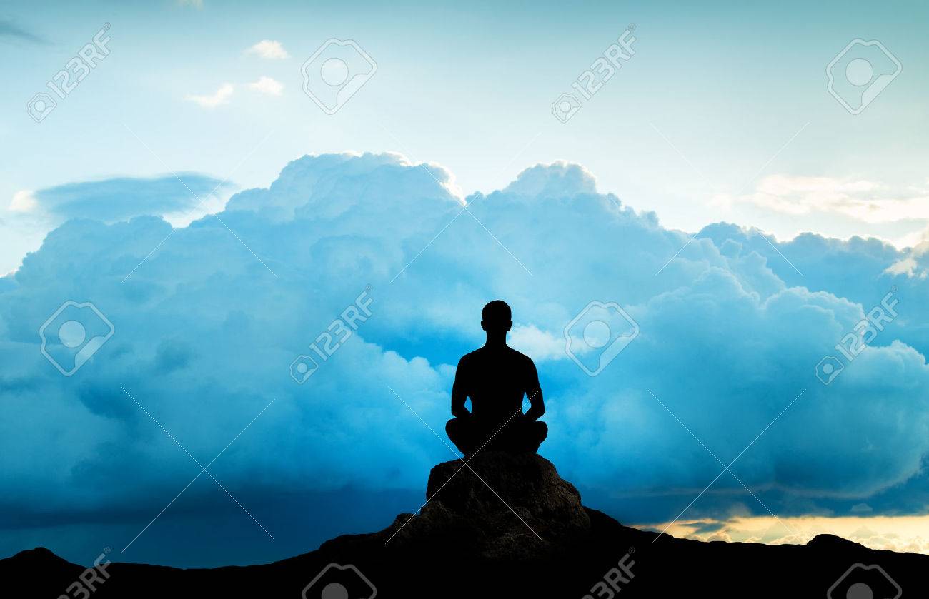 雷の嵐の接近に対して瞑想人のシルエット の写真素材 画像素材 Image