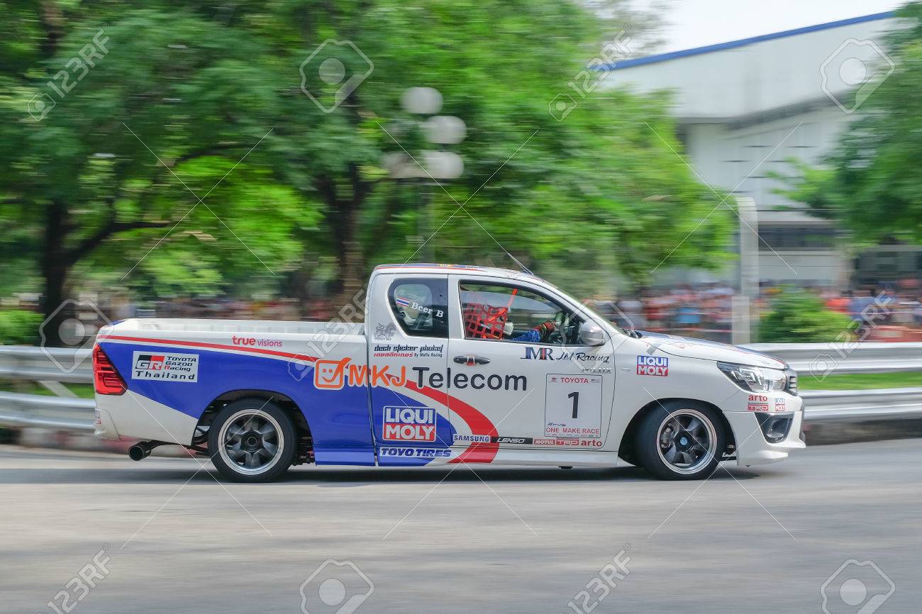 プーケット タイ 16 年 7 月 3 日 競争トヨタ ハイラックス Revo トヨタ ワンメイク レースでトヨタ モーター スポーツ 16 イベント サパーン ヒン プーケット タイでモーション ブラーとの の写真素材 画像素材 Image