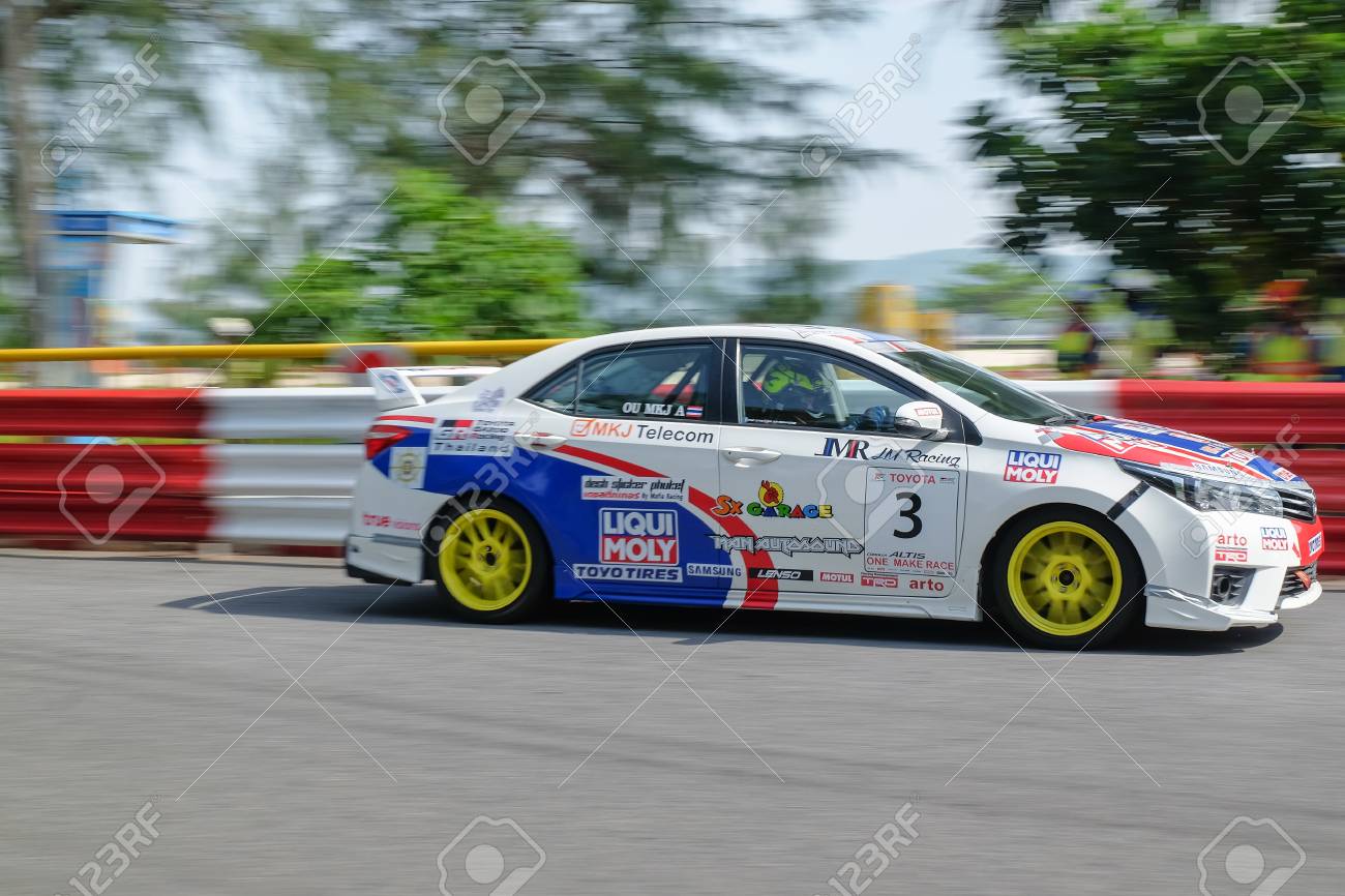 競争トヨタアルティス装行動トヨタ ワンメイク レース トヨタ モーター スポーツ 16 イベントでモーションぼかし サパーン ヒン プーケット タイ プーケット タイ 16 年 7 月 3 日 の写真素材 画像素材 Image