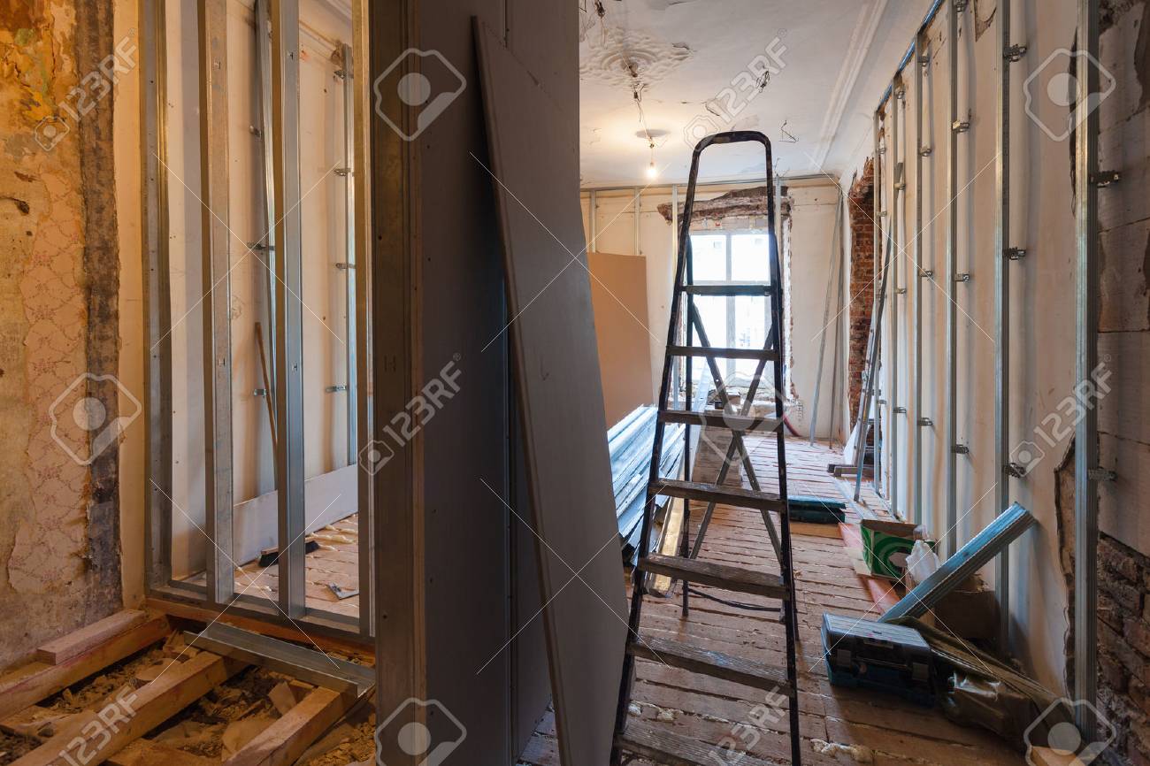 Interior Del Apartamento De Actualizacion Con Materiales Durante