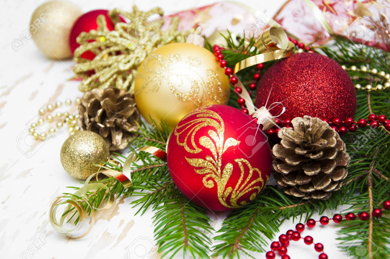 Decorazioni Natalizie Con Nastri.Immagini Stock Decorazioni Natalizie Gingilli Nastro Con Albero Di Natale Su Un Fondo Di Legno Image 47673140