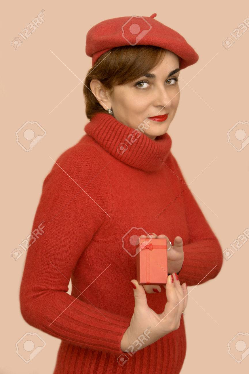 ギフト用の箱を保持している赤いベレー帽および赤いウールのタートルネックのセーターの女性 の写真素材 画像素材 Image ギフト用の箱を保持している赤いベレー帽および赤いウールのタートルネックのセーターの女性 の写真素材 画像素材 Image