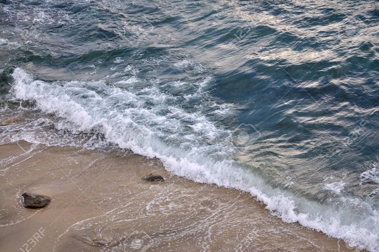 泡波が砂浜の荒波に の写真素材 画像素材 Image