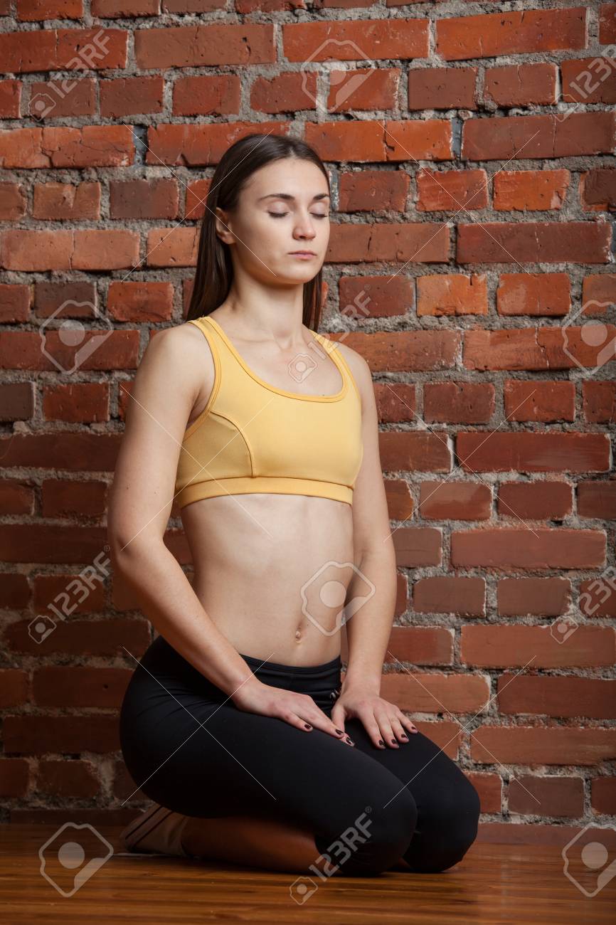 トップ レギンス 若い魅力的なスポーティな女性は彼の膝の上に座って 腰の手します の写真素材 画像素材 Image トップ レギンス 若い魅力的なスポーティな女性は彼の膝の上に座って 腰の手します の写真素材 画像素材 Image