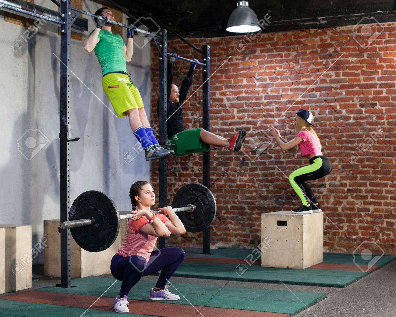 運動の若者がクロス フィット ジムでトレーニング の写真素材 画像素材 Image