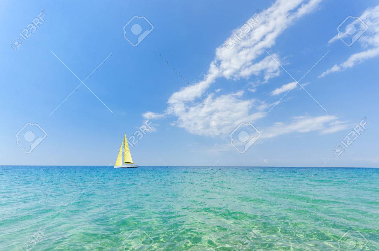 オーシャン ビュー 果てしない海 無限の地平線 青い緑超きれいな海と青い空遠くの水平線で区切られました の写真素材 画像素材 Image