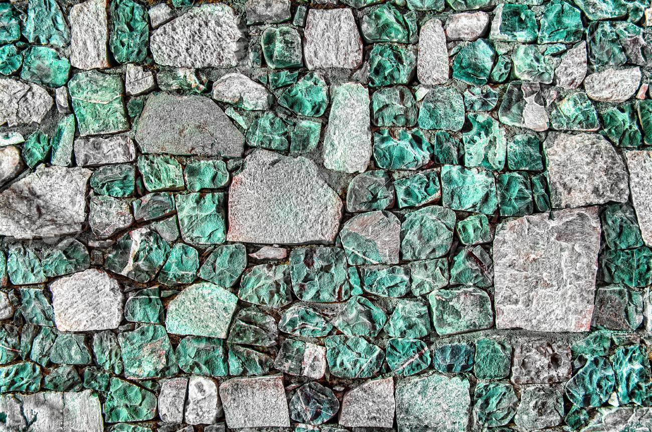 フラグメントの古い川石テクスチャ ホワイト グレー ブラウン ブラック グリーン ブルー ライム黄色オレンジ色栗色バイオレット ピンク ターコイズ色付きの背景 石モザイク表面の種類でレンガの壁 の写真素材 画像素材 Image