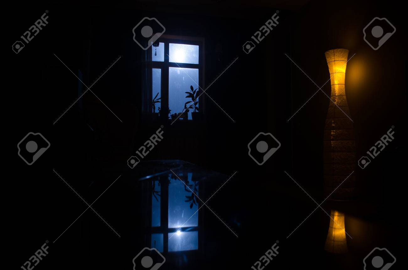 暗い部屋の窓から見た月の夜のシーン 暗い部屋の中で月明かり の写真素材 画像素材 Image
