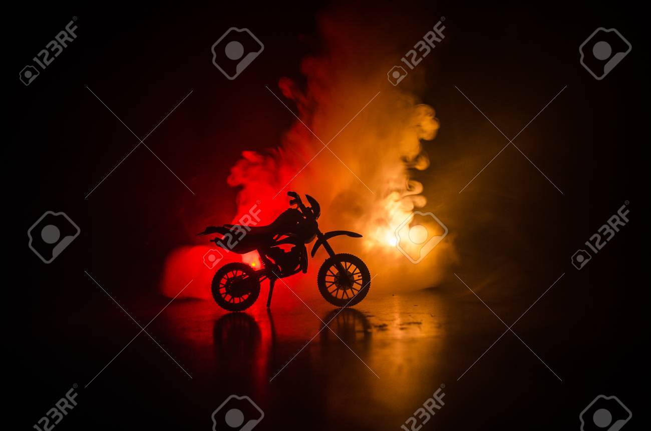 ハイパワー バイク チョッパー 霧男仮面ライダーで夜背景にバックライト付き 空の空間 の写真素材 画像素材 Image