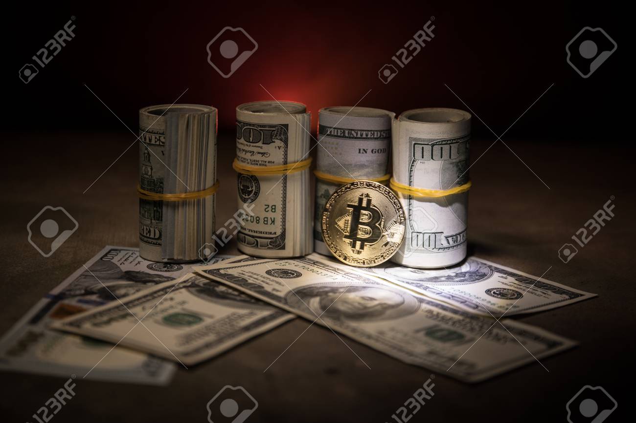 Moneda Bitcoin (nuevo Dinero Virtual) Con Dólares Estadounidenses  Enrollados Sobre Un Fondo Oscuro Y Brumoso. Enfoque Selectivo. Dinero  Digital Y Concepto De Bitcoin. Fotos, retratos, imágenes y fotografía de  archivo libres de