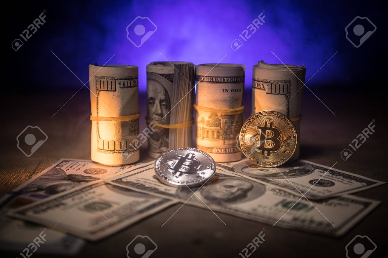 Moneda Bitcoin (nuevo Dinero Virtual) Con Dólares Estadounidenses  Enrollados Sobre Un Fondo Oscuro Y Brumoso. Enfoque Selectivo. Dinero  Digital Y Concepto De Bitcoin. Fotos, retratos, imágenes y fotografía de  archivo libres de