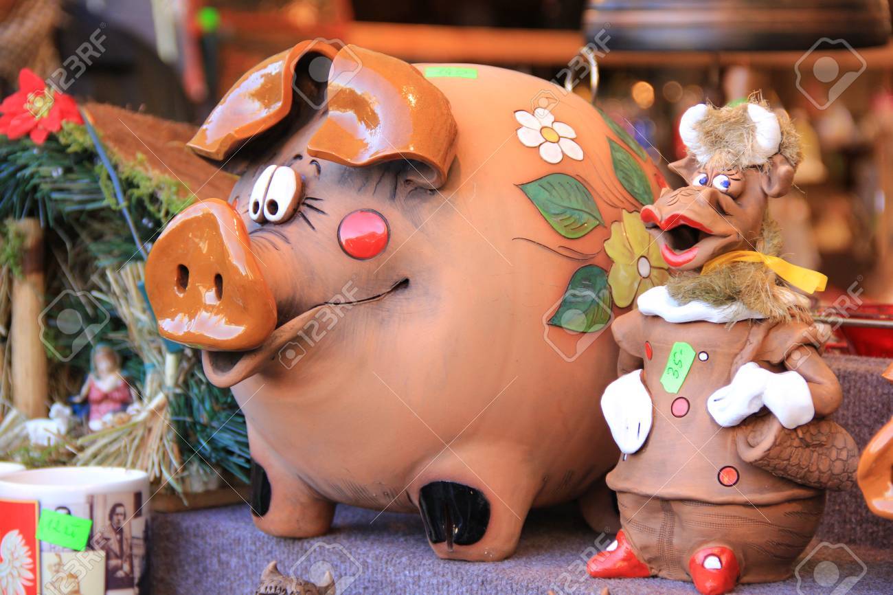 粘土の手作り豚 幸せな牛市場の場所で笑顔のおもちゃの塗装 の写真素材 画像素材 Image