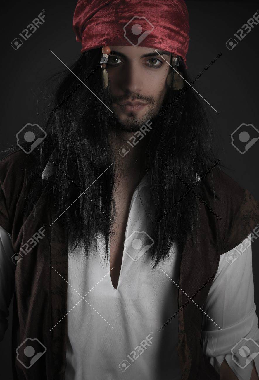 バンダナを身に着けている美しい海賊 の写真素材 画像素材 Image