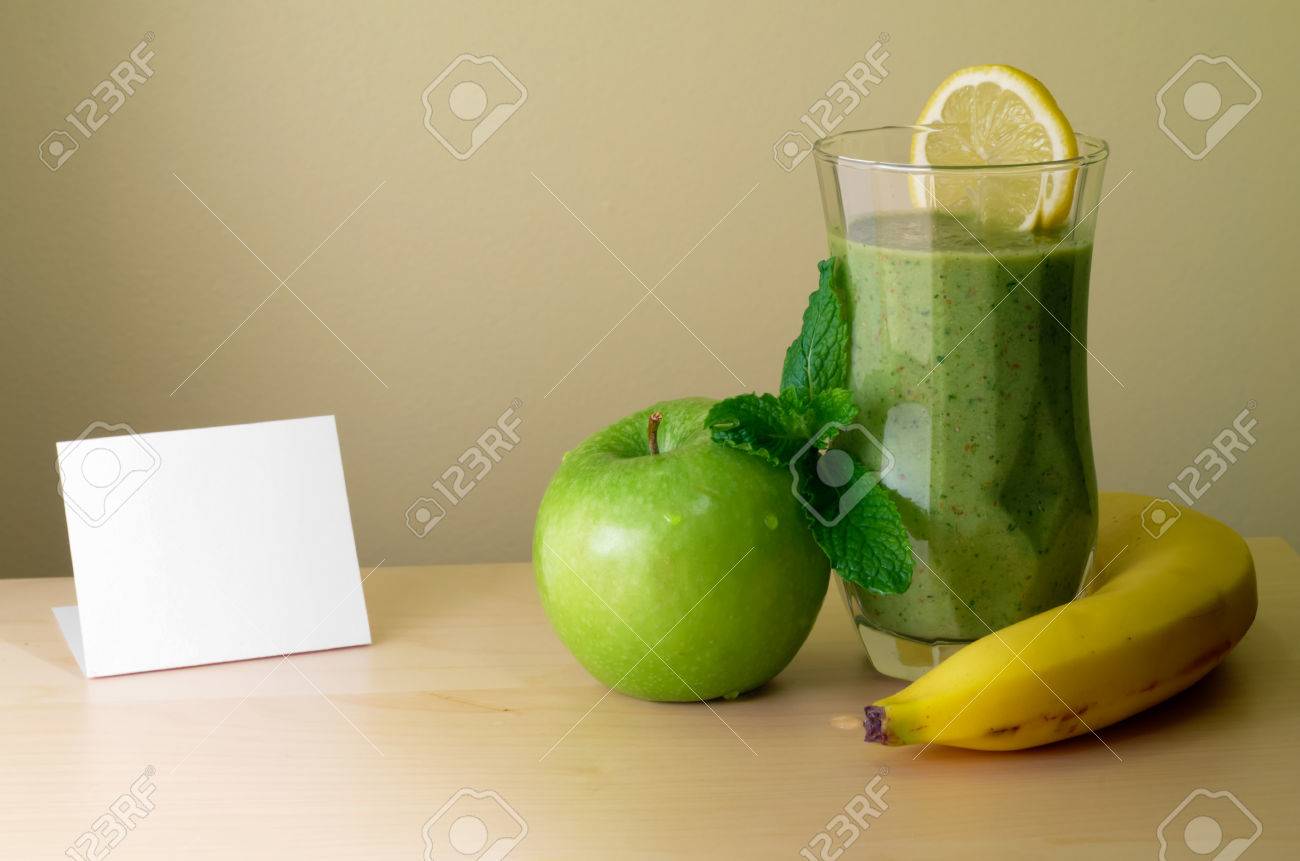 果物とテーブルに挿入されたテキストの空白の紙コップに緑のスムージー の写真素材 画像素材 Image