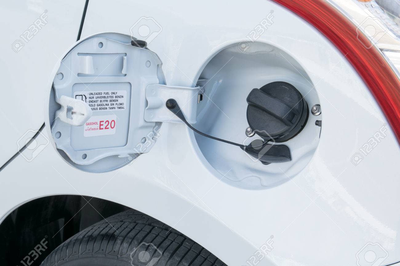 石油タンク車ガソリン キャップ カバーをキャップします の写真素材 画像素材 Image