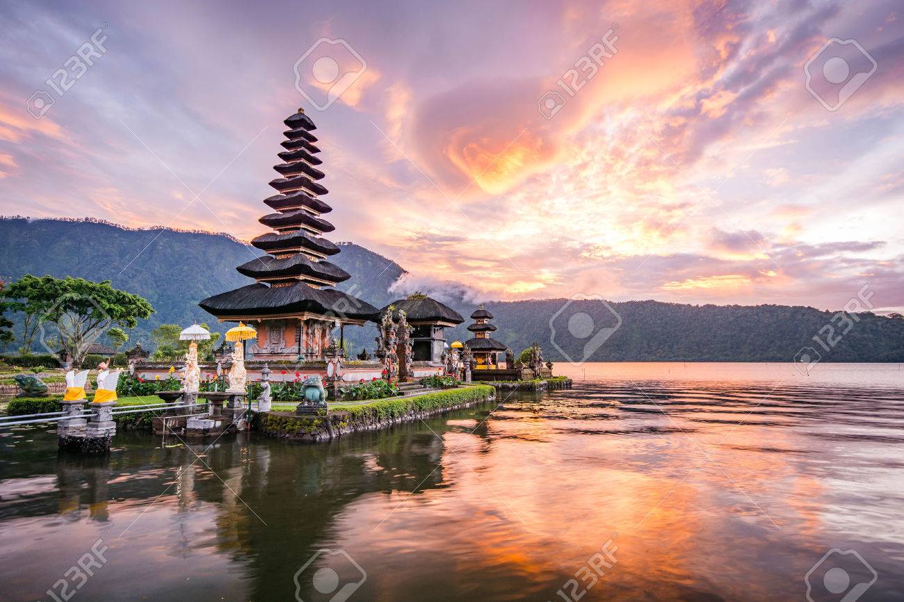 Pura Ulun Danu Bratan Temple Hindou Sur Bratan Lac Paysage Une
