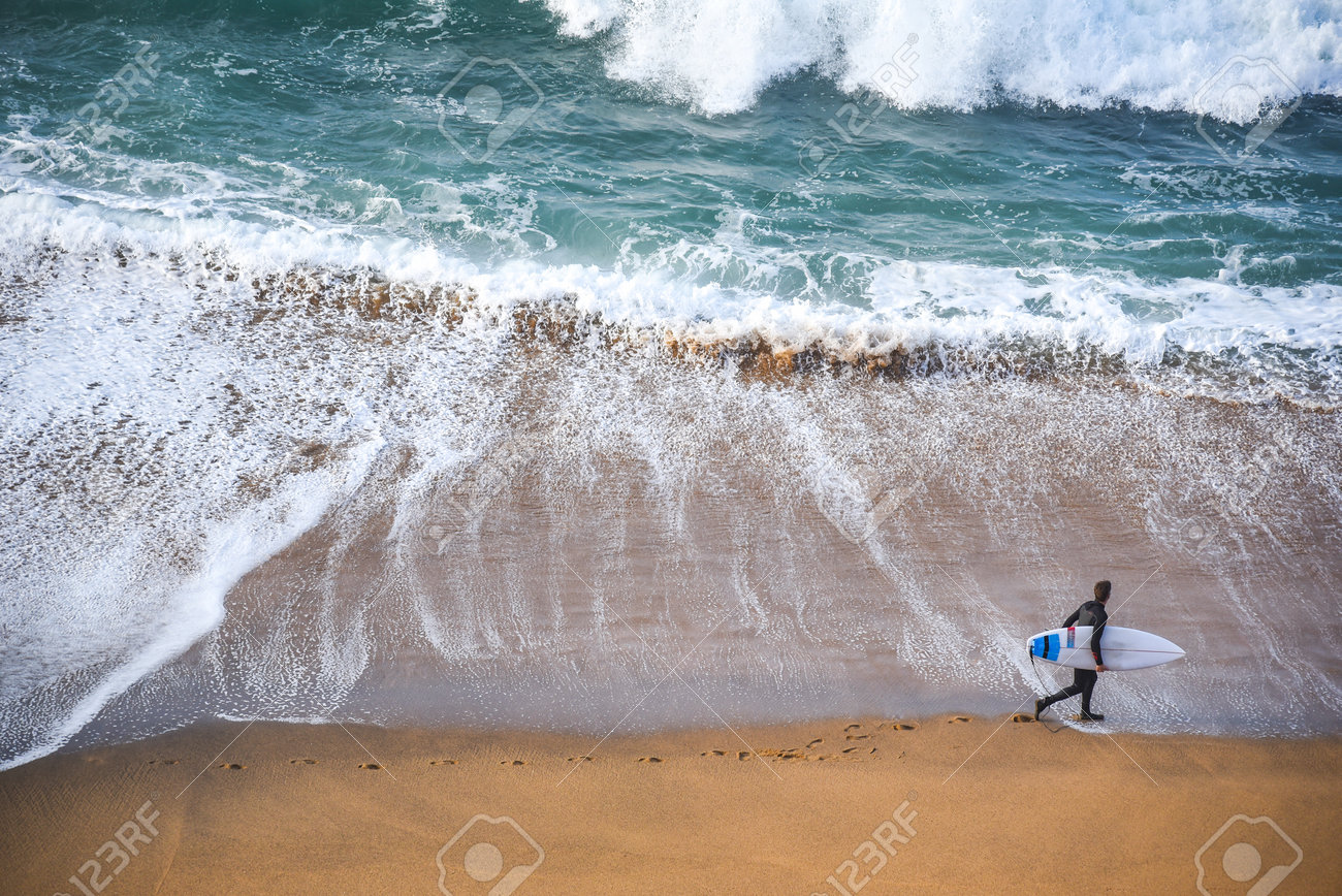 Surfeur Homme Sur La Plage Avec Vague Deau Turquoise Blanc Dans La Mer De Vue De Dessus à La Plage De Bells Torquay Australie