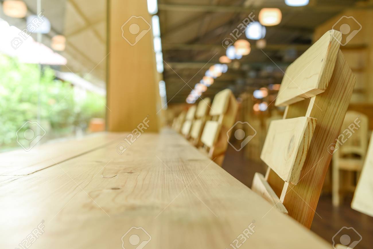 Mesa De Madeira E Cadeira Moveis Vintage No Cafe Com A Luz Da Janela De Vidro Plano De Fundo Ou Pano De Fundo Para Negocios De Restaurante E Conceitos De Espaco De