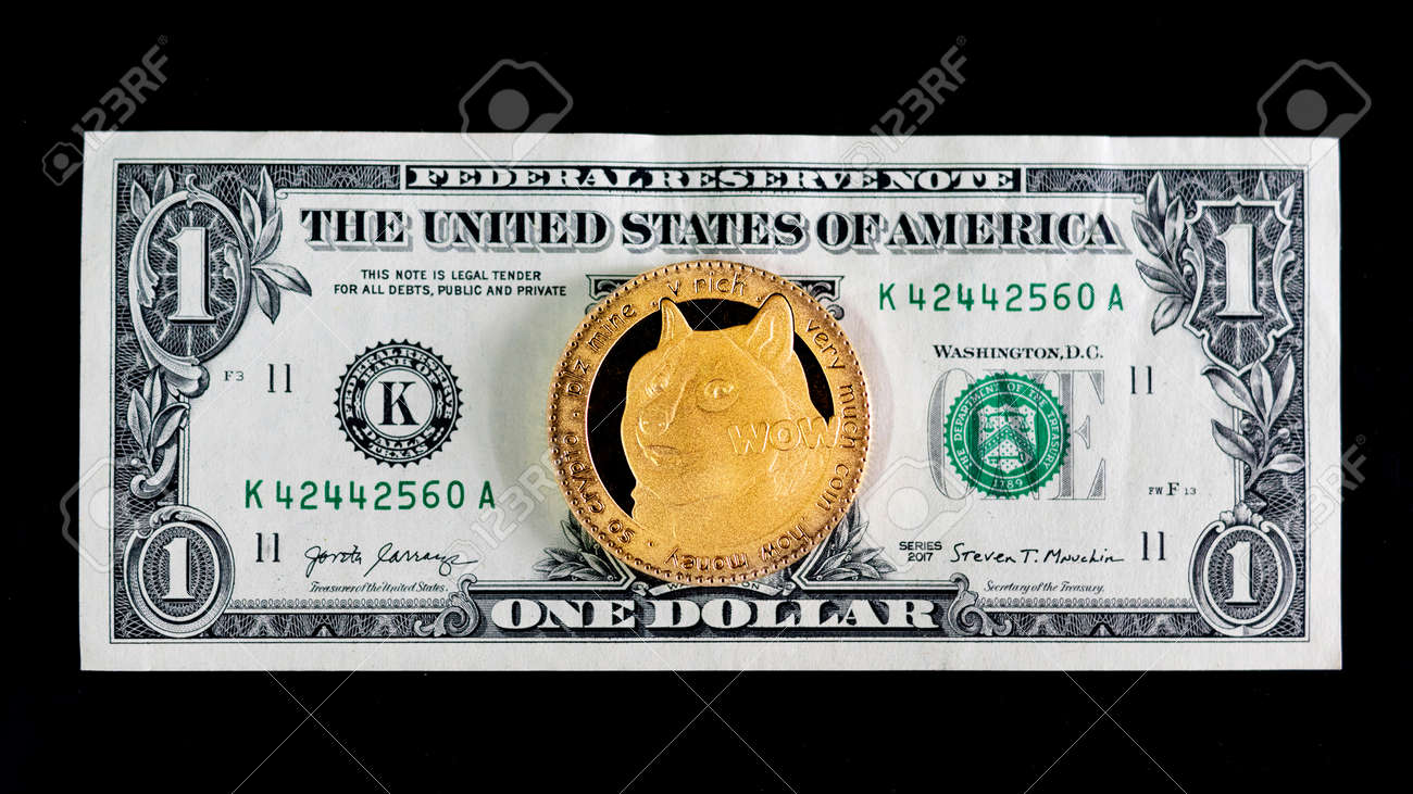 Dogecoin De Oro En Un Billete De Un Dólar. DOGE Camino A 1 Dolar. La Moneda  Criptográfica Meme Más Popular En El Mundo De Las Criptomonedas. Fotos,  retratos, imágenes y fotografía de