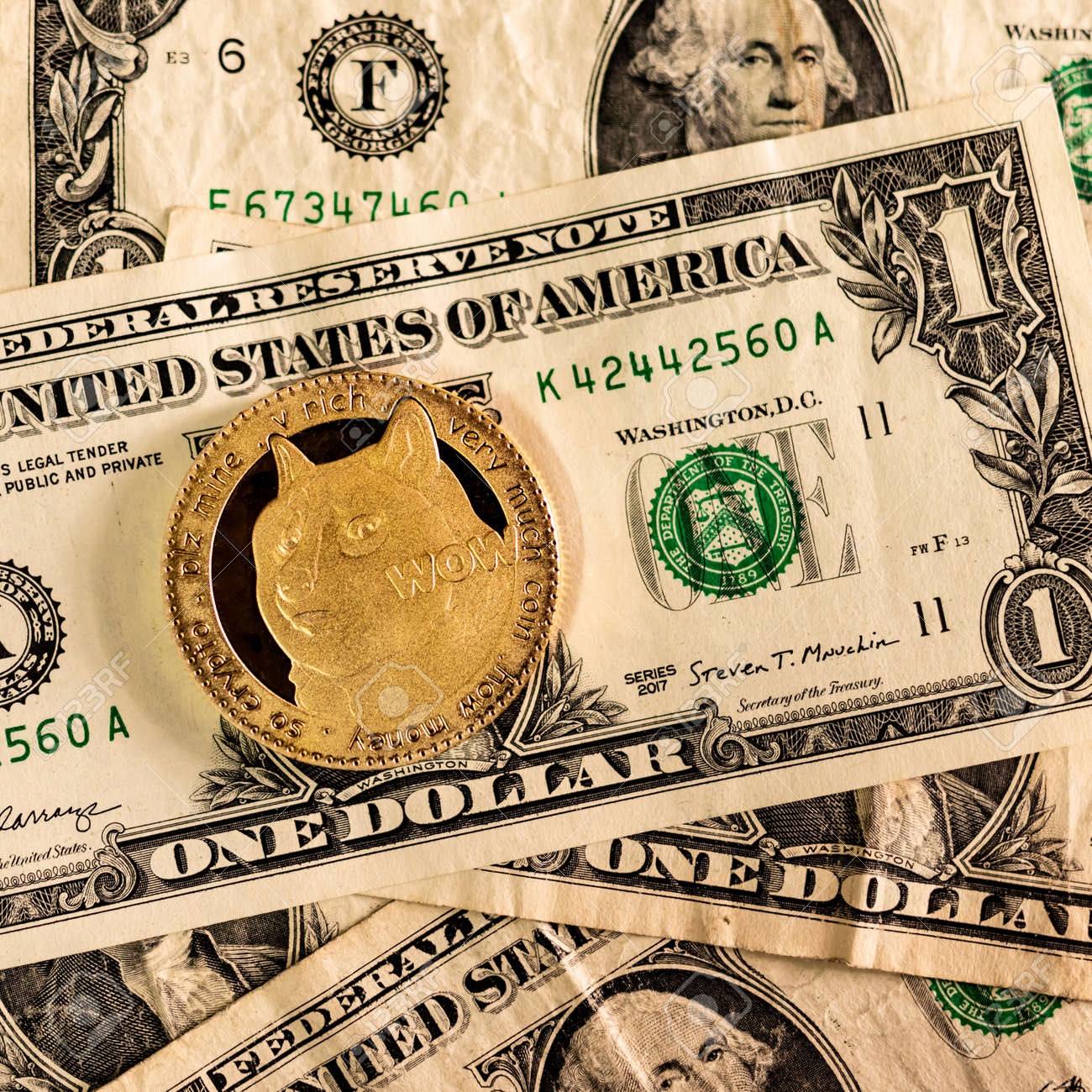 Dogecoin De Oro En Billetes De Un Dólar. DOGE Camino A 1 Dolar. La Moneda  Criptográfica Meme Más Popular En El Mundo De Las Criptomonedas. Fotos,  retratos, imágenes y fotografía de archivo