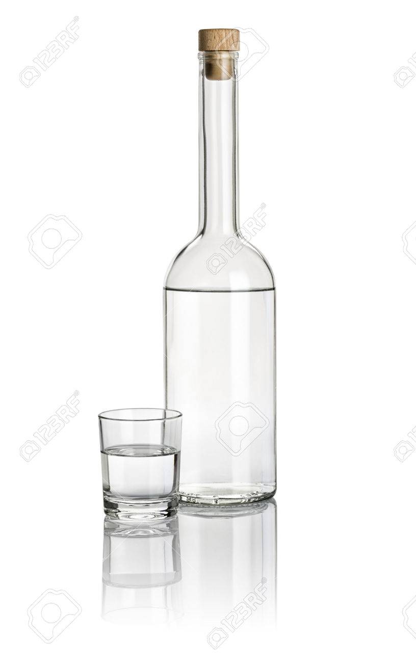 Botella De Y Vaso De Vidrio Llenos De Líquido Claro Fotos, Retratos, Imágenes Y Fotografía De Archivo Libres De Derecho. 35484219.