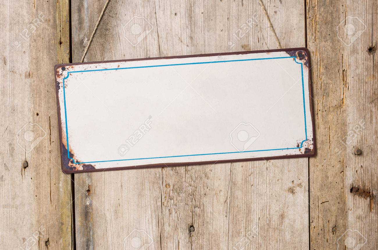 Signo Vacio Del Metal Delante De Una Pared De Madera Rustica Fotos