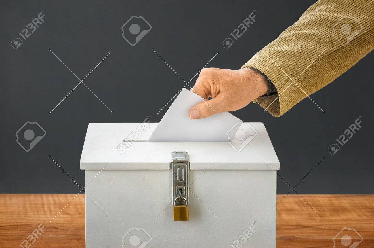 投票箱に投票用紙を入れて男 の写真素材 画像素材 Image