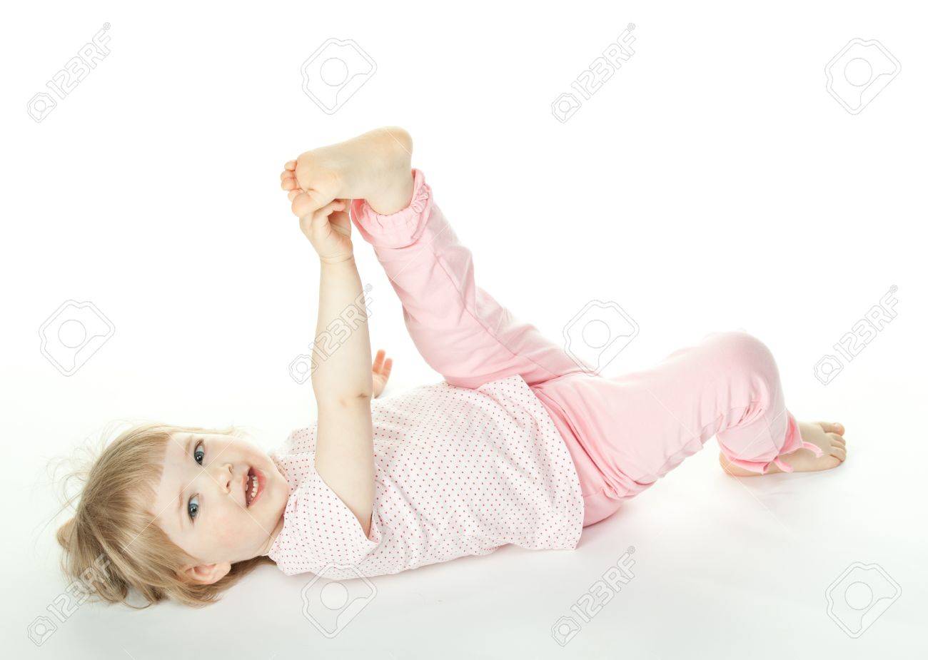 女の赤ちゃんは 床に横たわってと手と足を上げる の写真素材 画像素材 Image 女の赤ちゃんは 床に横たわってと手と足を上げる の写真素材 画像素材 Image