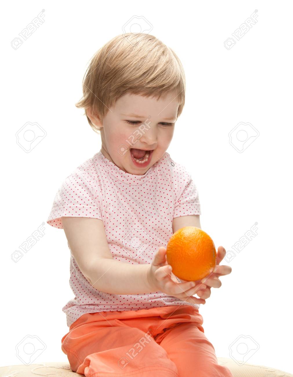 オレンジを投げ 白で隔離で遊んで満足して笑う子供 の写真素材 画像素材 Image