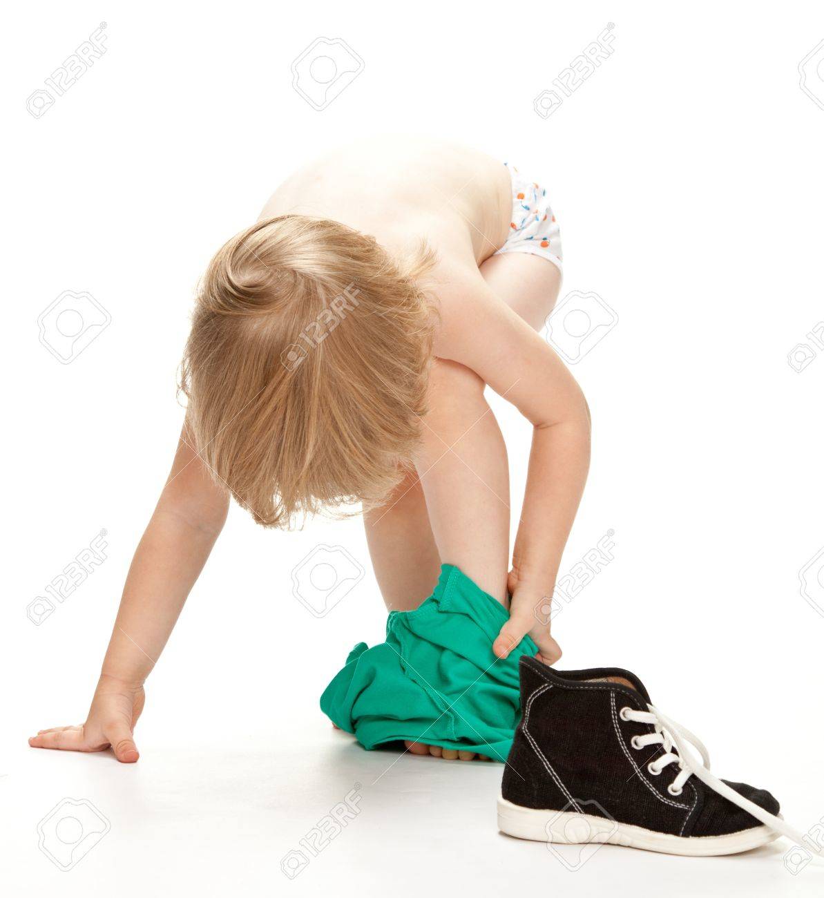 child undress 小さな子供の服を脱がし得ることの写真素材・画像素材 Image 15925565