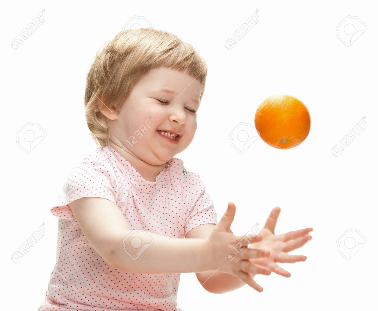 オレンジ 白のバック グラウンドで遊んで満足して笑う子供 の写真素材 画像素材 Image