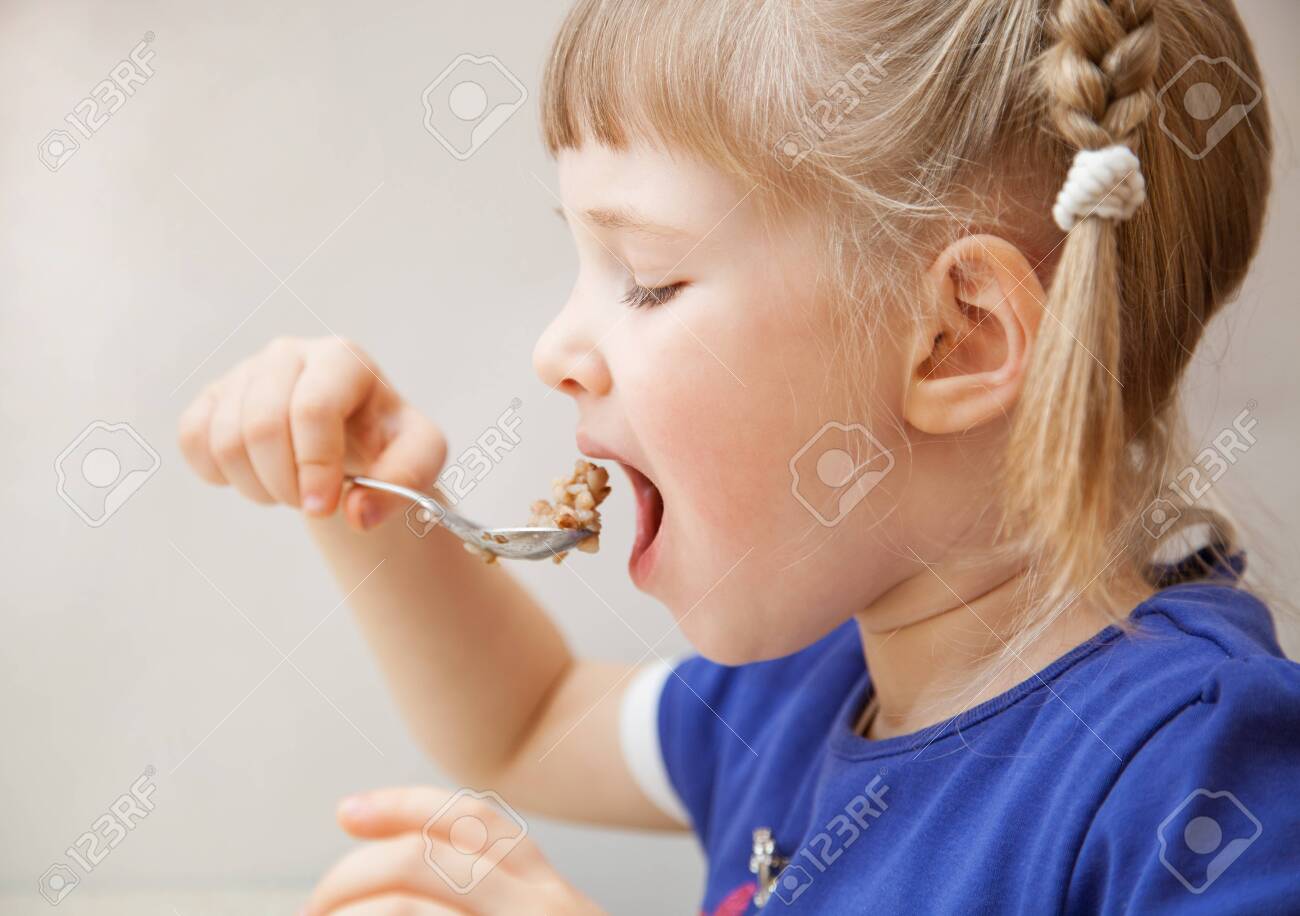 お粥を食べる愛らしい赤ちゃん女の子健康的な食事の子供のため の写真素材 画像素材 Image