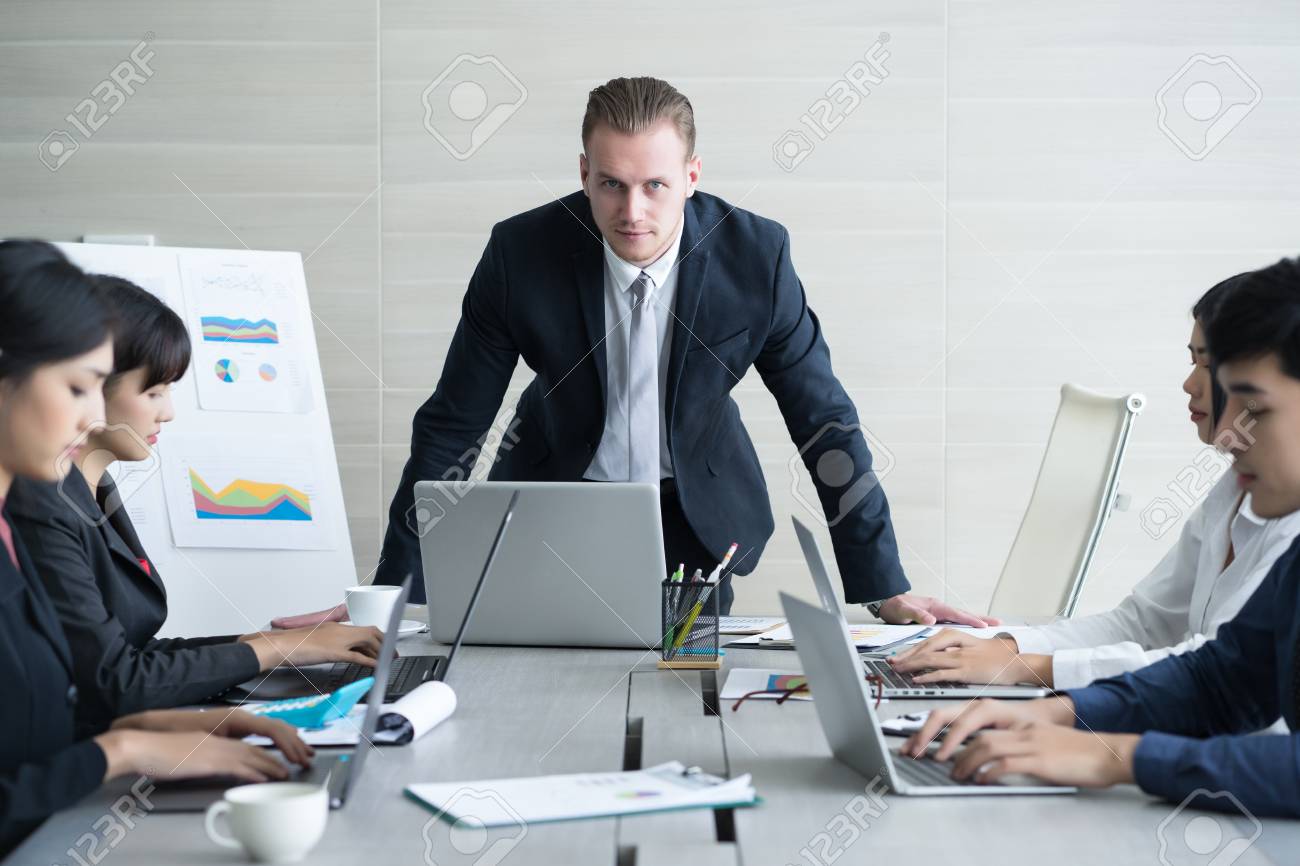 真面目な上司が同僚と仕事について話し合う 会議で熱い議論 の写真素材 画像素材 Image 92151305