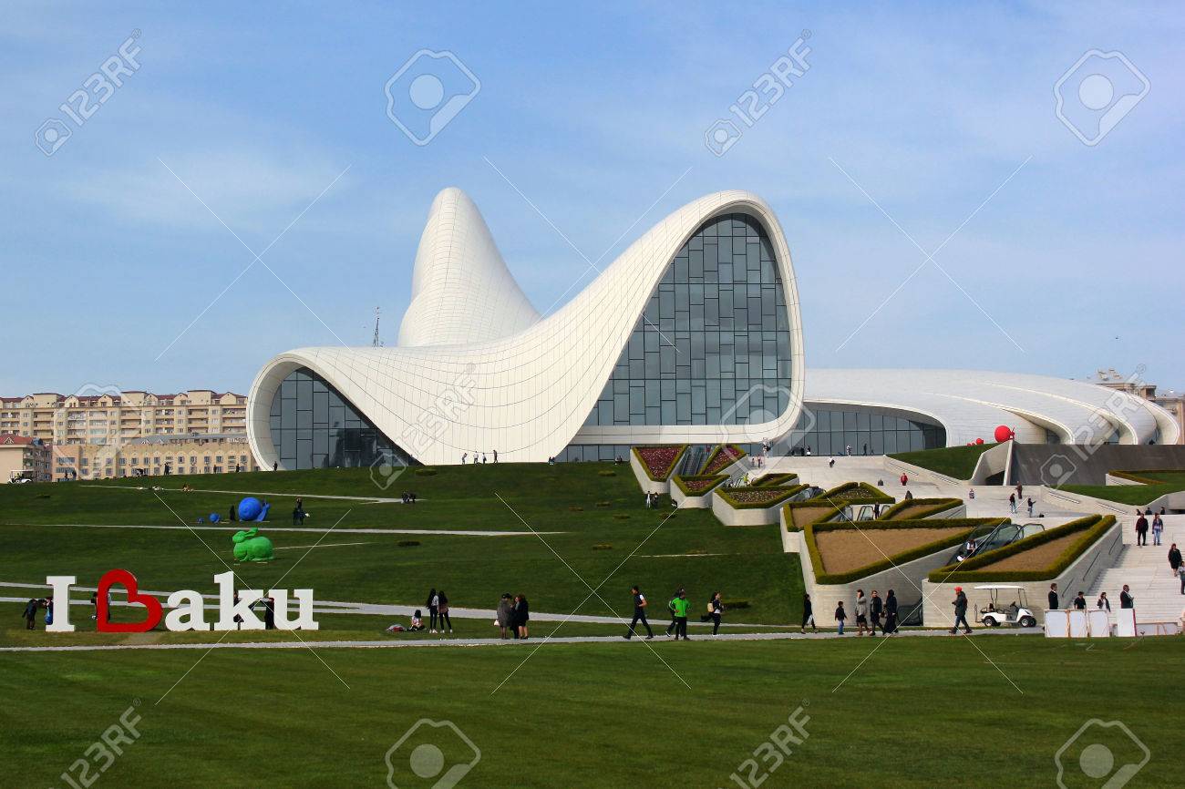 weltberühmte architekturgebäude übernachten baku azerbaijan 28 april 2017 heydar aliyev zentrum mit auditorium galeriehalle und museum das gebäude wurde von dem weltberühmten architekten zaha weltberühmte architekturgebäude übernachten baku azerbaijan 28 april 2017 heydar aliyev zentrum mit auditorium galeriehalle und museum das gebäude wurde von dem weltberühmten architekten zaha