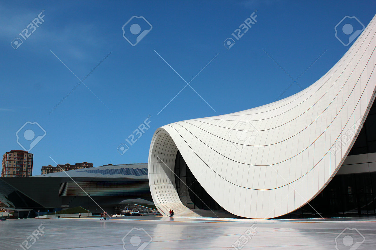 weltberühmte architekturgebäude renaissance baku azerbaijan 28 april 2017 heydar aliyev zentrum mit auditorium galeriehalle und museum das gebäude wurde von dem weltberühmten architekten zaha weltberühmte architekturgebäude renaissance baku azerbaijan 28 april 2017 heydar aliyev zentrum mit auditorium galeriehalle und museum das gebäude wurde von dem weltberühmten architekten zaha