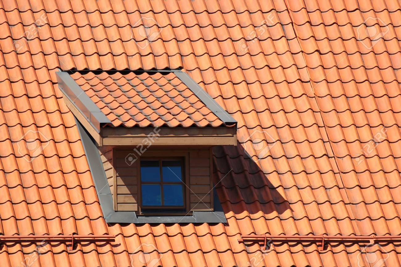 オレンジ色の瓦屋根に屋根裏部屋の窓 の写真素材 画像素材 Image