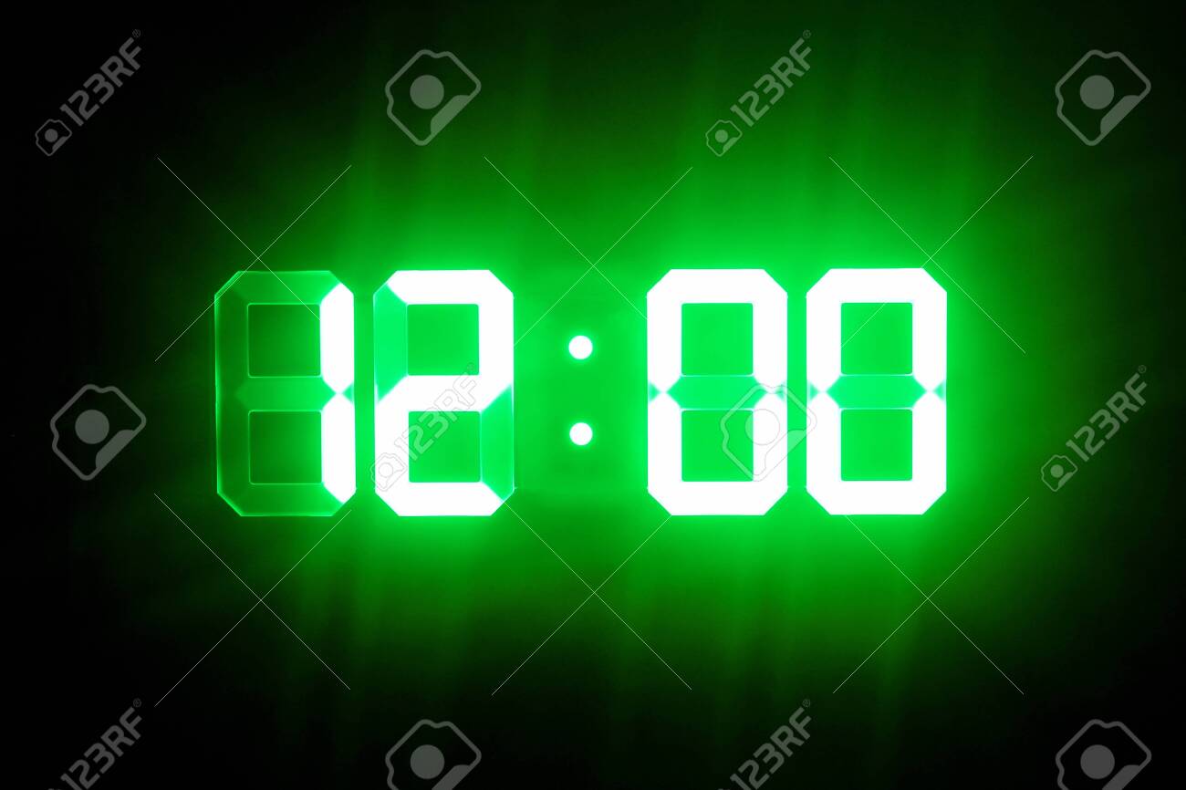 어두운 쇼 12:00 시간에 녹색 빛나는 디지털 시계 로열티 무료 사진, 그림, 이미지 그리고 스톡포토그래피. Image  128315182
